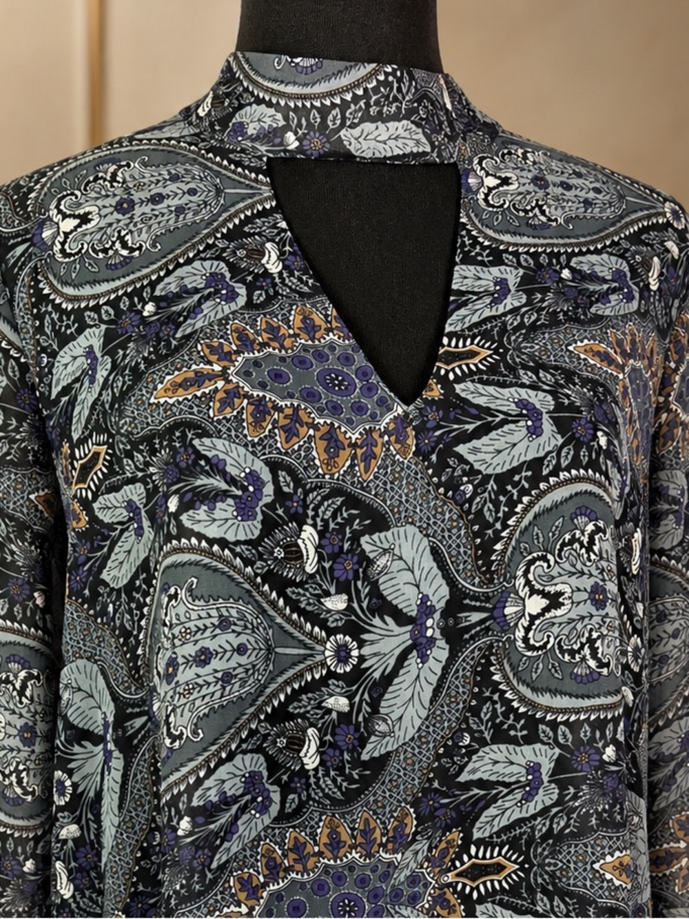 Harlowe & Graham Paisley Keyhole Bell Sleeve Blouse Medium - Picture 3 of 9